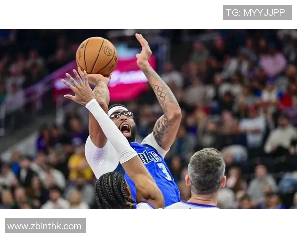 金玉良言，阿伦·艾弗森为独行侠队新秀库珀·弗拉格提供建议